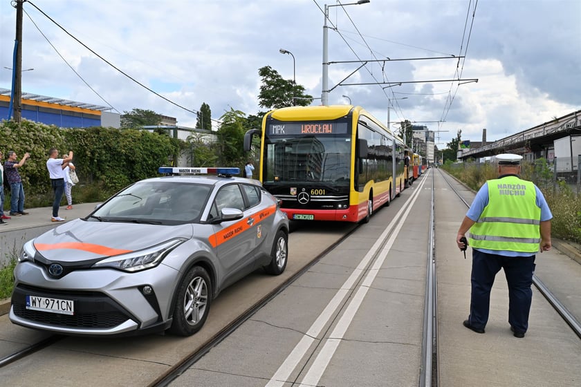 Trasą na Nowy Dwór paradowały zabytkowe tramwaje i autobusy. Pojazdy MPK i KSTM z wrocławianami na pokładach przemierzyły TAT od Dworca Świebodzkiego do nowej pętli przy ul. Rogowskiej.