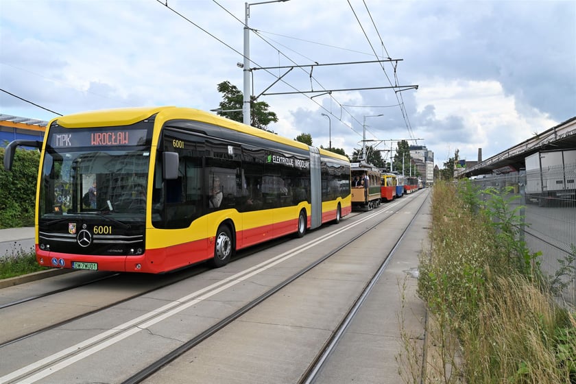 Trasą na Nowy Dwór paradowały zabytkowe tramwaje i autobusy. Pojazdy MPK i KSTM z wrocławianami na pokładach przemierzyły TAT od Dworca Świebodzkiego do nowej pętli przy ul. Rogowskiej.