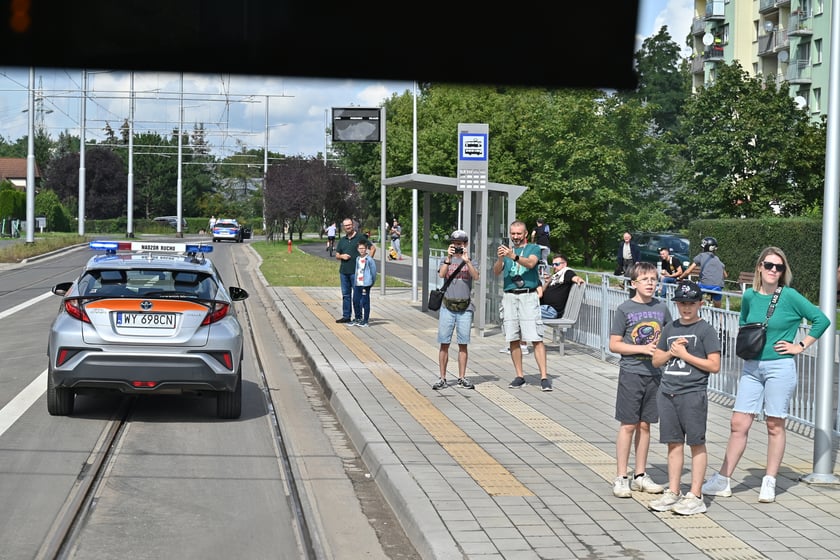 Trasą na Nowy Dwór paradowały zabytkowe tramwaje i autobusy. Pojazdy MPK i KSTM z wrocławianami na pokładach przemierzyły TAT od Dworca Świebodzkiego do nowej pętli przy ul. Rogowskiej.