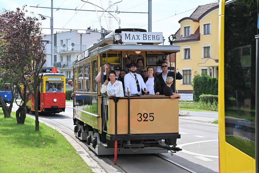 Trasą na Nowy Dwór paradowały zabytkowe tramwaje i autobusy. Pojazdy MPK i KSTM z wrocławianami na pokładach przemierzyły TAT od Dworca Świebodzkiego do nowej pętli przy ul. Rogowskiej.