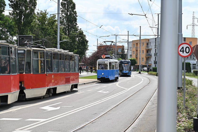 Trasą na Nowy Dwór paradowały zabytkowe tramwaje i autobusy. Pojazdy MPK i KSTM z wrocławianami na pokładach przemierzyły TAT od Dworca Świebodzkiego do nowej pętli przy ul. Rogowskiej.