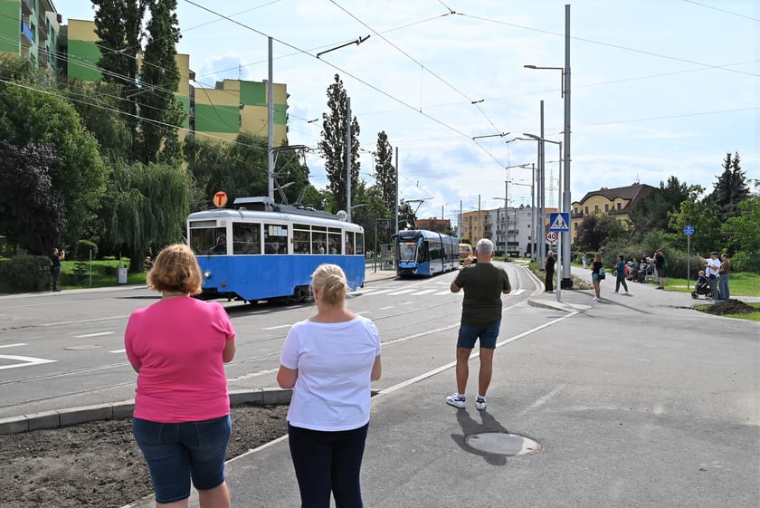Trasą na Nowy Dwór paradowały zabytkowe tramwaje i autobusy. Pojazdy MPK i KSTM z wrocławianami na pokładach przemierzyły TAT od Dworca Świebodzkiego do nowej pętli przy ul. Rogowskiej.
