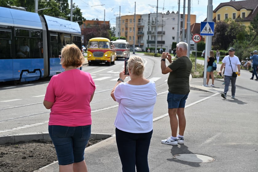 Trasą na Nowy Dwór paradowały zabytkowe tramwaje i autobusy. Pojazdy MPK i KSTM z wrocławianami na pokładach przemierzyły TAT od Dworca Świebodzkiego do nowej pętli przy ul. Rogowskiej.