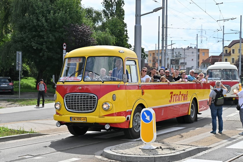 Trasą na Nowy Dwór paradowały zabytkowe tramwaje i autobusy. Pojazdy MPK i KSTM z wrocławianami na pokładach przemierzyły TAT od Dworca Świebodzkiego do nowej pętli przy ul. Rogowskiej.