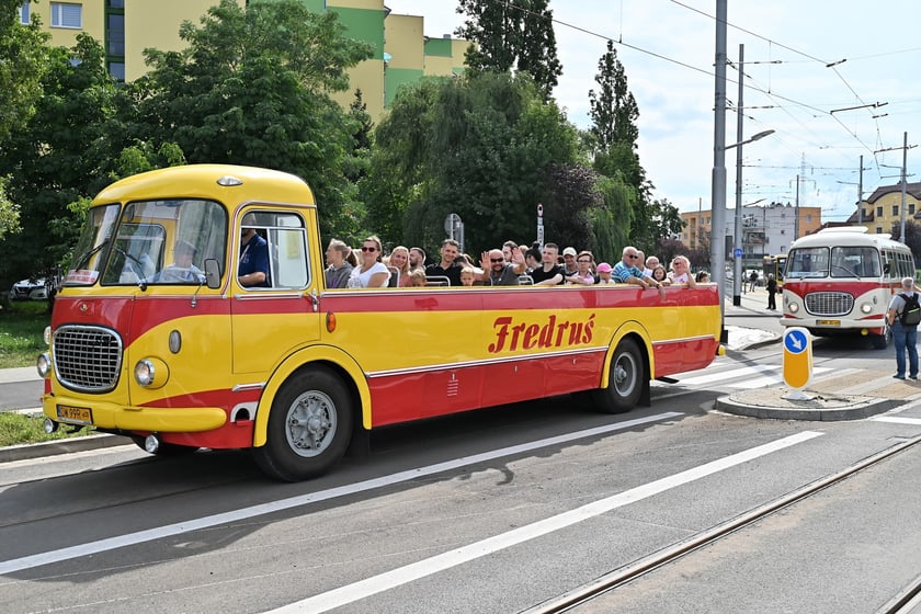 Trasą na Nowy Dwór paradowały zabytkowe tramwaje i autobusy. Pojazdy MPK i KSTM z wrocławianami na pokładach przemierzyły TAT od Dworca Świebodzkiego do nowej pętli przy ul. Rogowskiej.