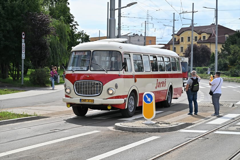 Trasą na Nowy Dwór paradowały zabytkowe tramwaje i autobusy. Pojazdy MPK i KSTM z wrocławianami na pokładach przemierzyły TAT od Dworca Świebodzkiego do nowej pętli przy ul. Rogowskiej.