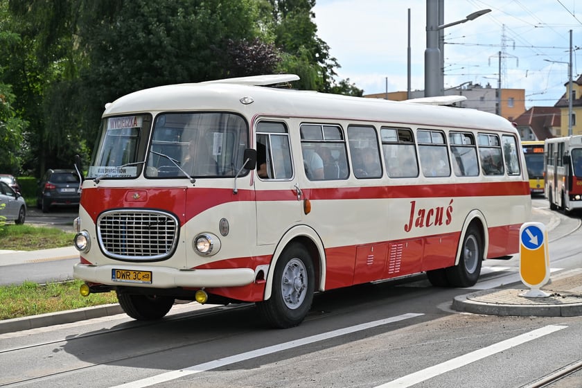 Trasą na Nowy Dwór paradowały zabytkowe tramwaje i autobusy. Pojazdy MPK i KSTM z wrocławianami na pokładach przemierzyły TAT od Dworca Świebodzkiego do nowej pętli przy ul. Rogowskiej.