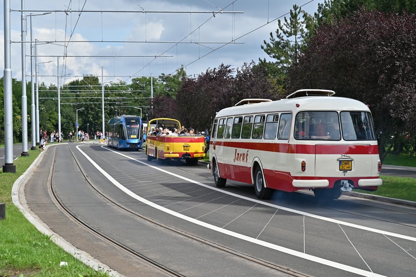 Trasą na Nowy Dwór paradowały zabytkowe tramwaje i autobusy. Pojazdy MPK i KSTM z wrocławianami na pokładach przemierzyły TAT od Dworca Świebodzkiego do nowej pętli przy ul. Rogowskiej.