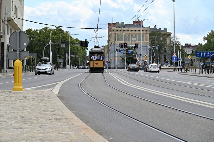Trasą na Nowy Dwór paradowały zabytkowe tramwaje i autobusy. Pojazdy MPK i KSTM z wrocławianami na pokładach przemierzyły TAT od Dworca Świebodzkiego do nowej pętli przy ul. Rogowskiej.