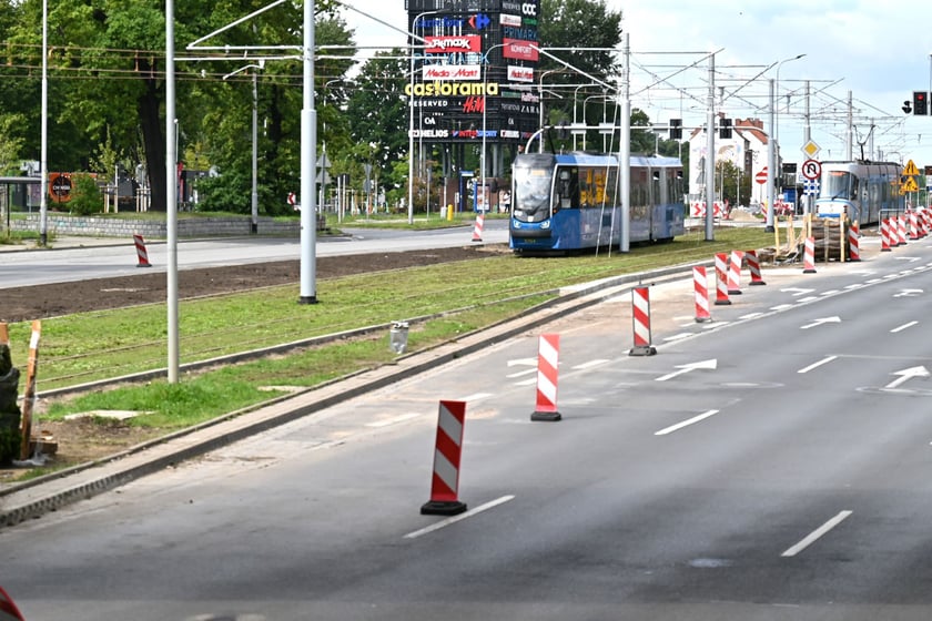 Zielona ulica Legnicka po remoncie torowiska między ulicami Zachodnią a Niedźwiedzią.