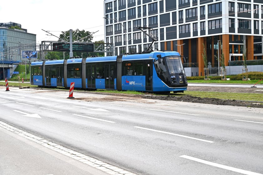 Zielona ulica Legnicka po remoncie torowiska między ulicami Zachodnią a Niedźwiedzią.