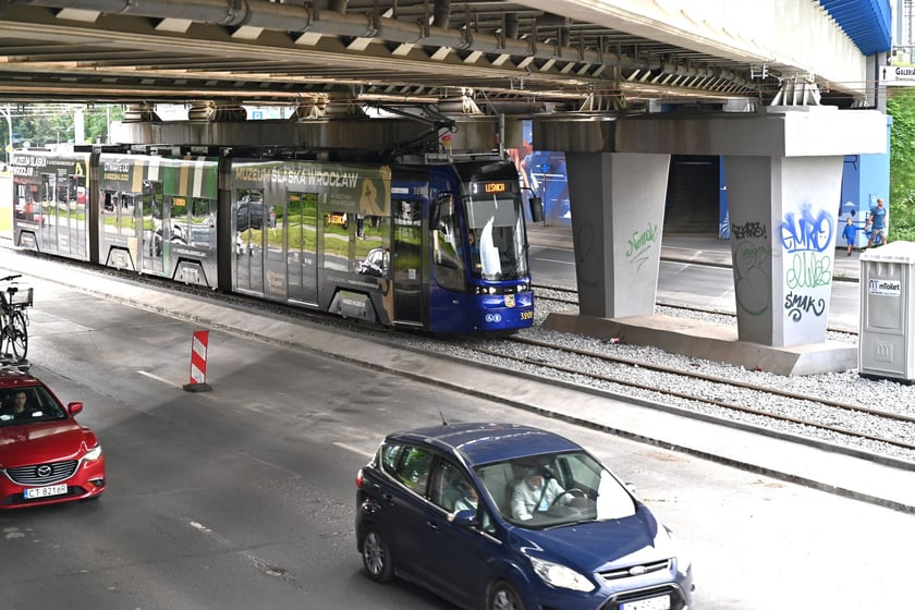 Zielona ulica Legnicka po remoncie torowiska między ulicami Zachodnią a Niedźwiedzią.