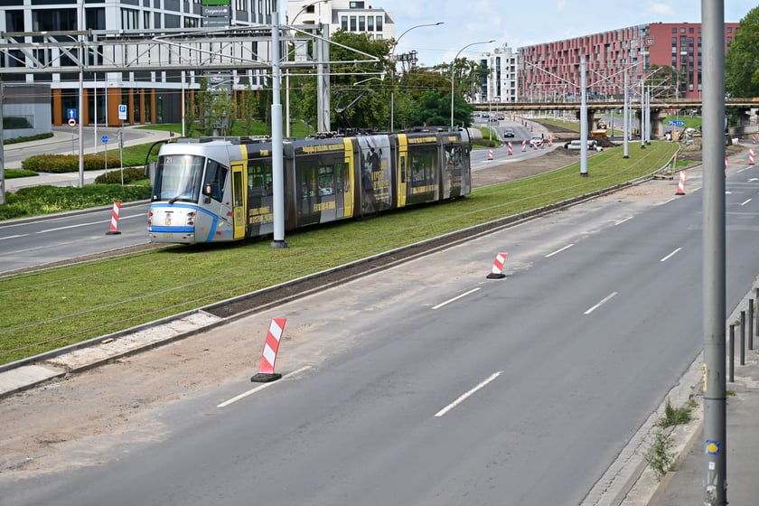 Zielona ulica Legnicka po remoncie torowiska między ulicami Zachodnią a Niedźwiedzią.