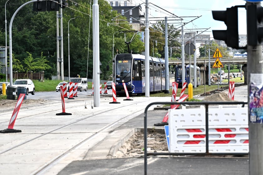 Zielona ulica Legnicka po remoncie torowiska między ulicami Zachodnią a Niedźwiedzią.