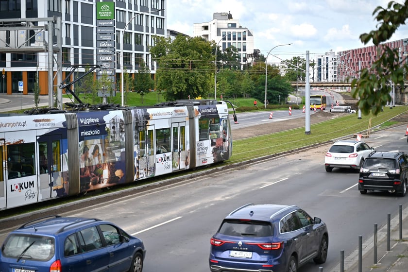 Zielona ulica Legnicka po remoncie torowiska między ulicami Zachodnią a Niedźwiedzią.