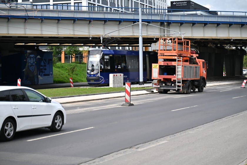 Zielona ulica Legnicka po remoncie torowiska między ulicami Zachodnią a Niedźwiedzią.