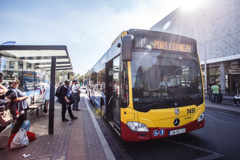 Przedstawiciele Portu Lotniczego Wrocław oraz MPK Wrocław ogłosili uruchomienie bezpośredniego połączenia autobusowego między Dworcem Głównym Wrocław a lotniskiem