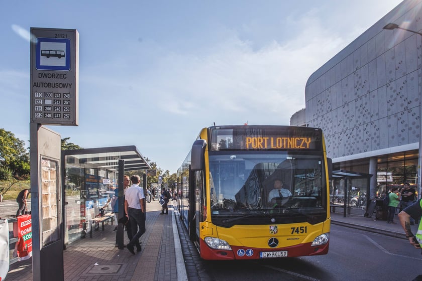 Przedstawiciele Portu Lotniczego Wrocław oraz MPK Wrocław ogłosili uruchomienie bezpośredniego połączenia autobusowego między Dworcem Głównym Wrocław a lotniskiem