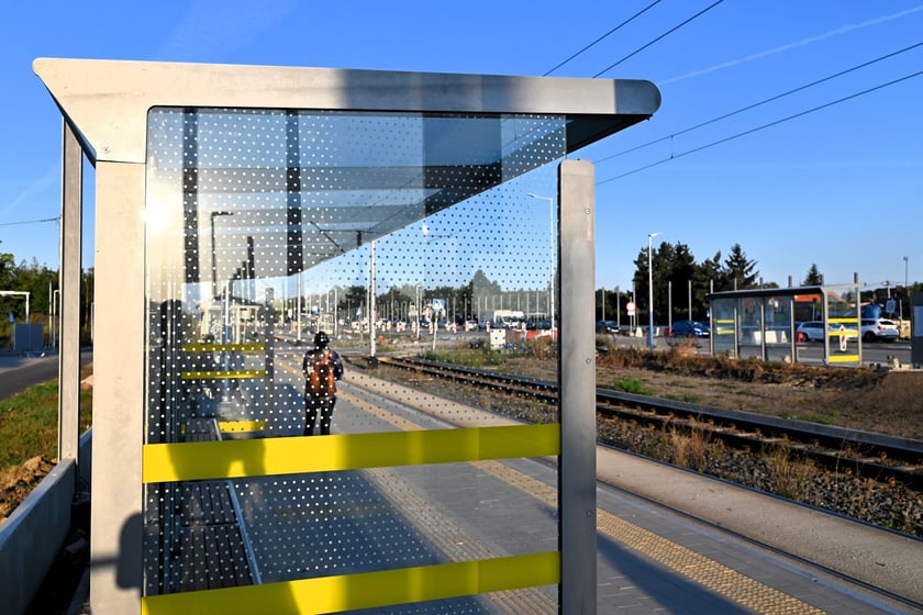 Nowe i tymczasowe wiaty przystankowe przy trasie tramwajowej na Leśnicę.