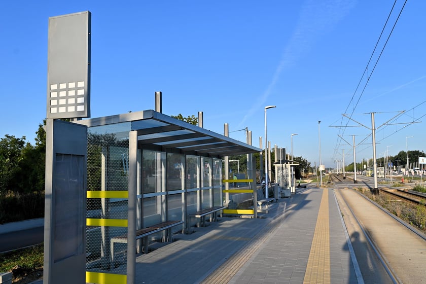 Nowe i tymczasowe wiaty przystankowe przy trasie tramwajowej na Leśnicę.