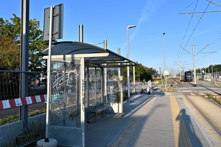 Nowe i tymczasowe wiaty przystankowe przy trasie tramwajowej na Leśnicę.