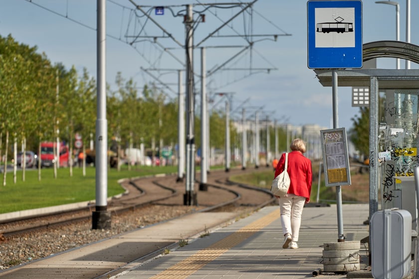 Na ulicy Kosmonautów trwają intensywne prace nie tylko na samej jezdni, ale również przy budowie dróg rowerowych, chodników oraz wiat przystankowych.