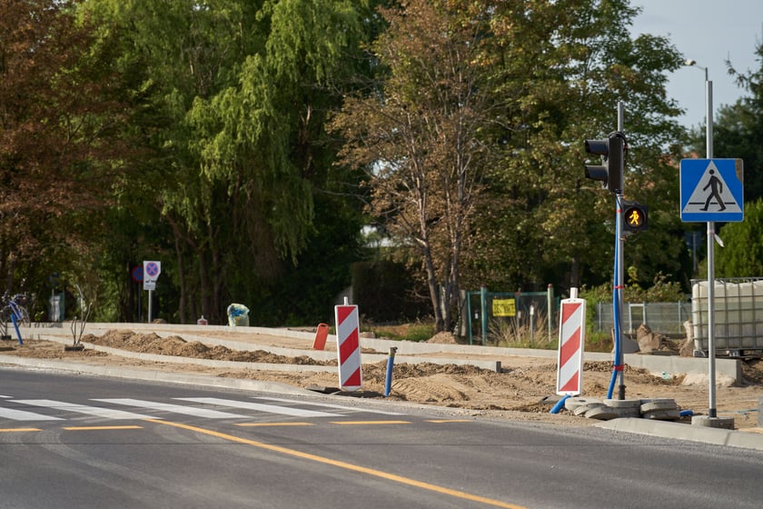 Na ulicy Kosmonautów trwają intensywne prace nie tylko na samej jezdni, ale również przy budowie dróg rowerowych, chodników oraz wiat przystankowych.