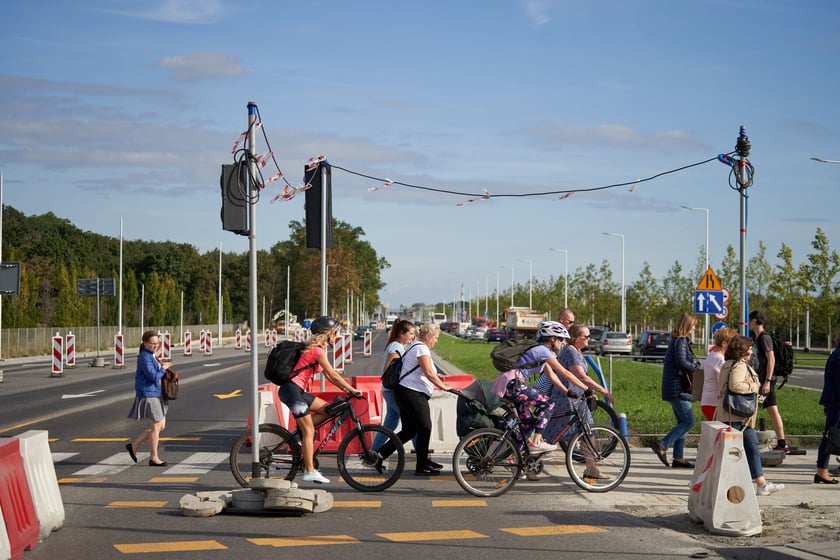 Na ulicy Kosmonautów trwają intensywne prace nie tylko na samej jezdni, ale również przy budowie dróg rowerowych, chodników oraz wiat przystankowych.