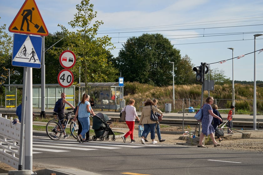 Na ulicy Kosmonautów trwają intensywne prace nie tylko na samej jezdni, ale również przy budowie dróg rowerowych, chodników oraz wiat przystankowych.