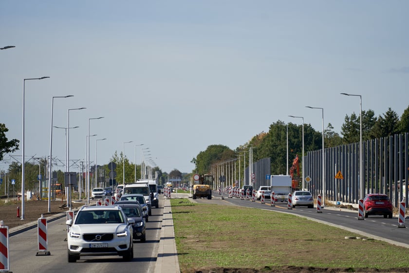 Na ulicy Kosmonautów trwają intensywne prace nie tylko na samej jezdni, ale również przy budowie dróg rowerowych, chodników oraz wiat przystankowych.