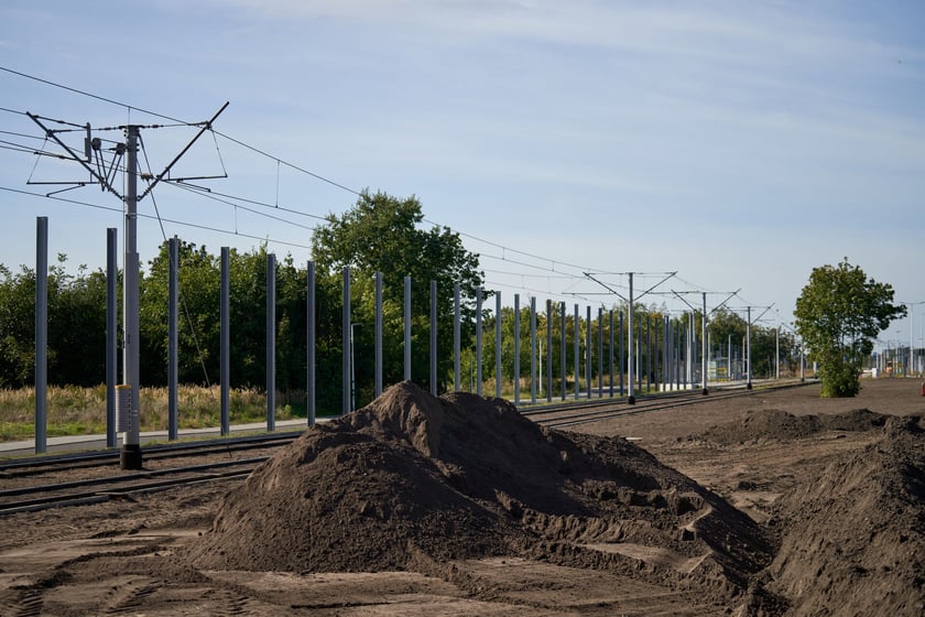 Na ulicy Kosmonautów trwają intensywne prace nie tylko na samej jezdni, ale również przy budowie dróg rowerowych, chodników oraz wiat przystankowych.