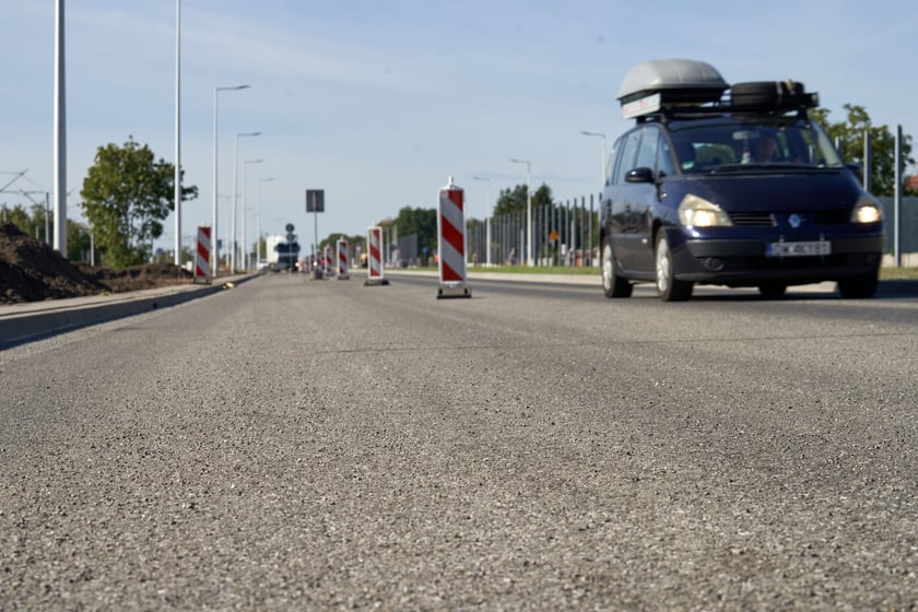 Na ulicy Kosmonautów trwają intensywne prace nie tylko na samej jezdni, ale również przy budowie dróg rowerowych, chodników oraz wiat przystankowych.