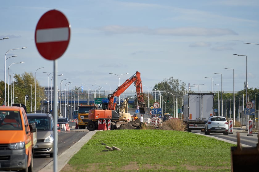 Na ulicy Kosmonautów trwają intensywne prace nie tylko na samej jezdni, ale również przy budowie dróg rowerowych, chodników oraz wiat przystankowych.