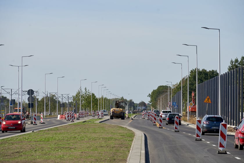 Na ulicy Kosmonautów trwają intensywne prace nie tylko na samej jezdni, ale również przy budowie dróg rowerowych, chodników oraz wiat przystankowych.