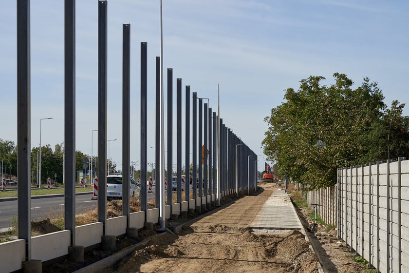 Na ulicy Kosmonautów trwają intensywne prace nie tylko na samej jezdni, ale również przy budowie dróg rowerowych, chodników oraz wiat przystankowych.