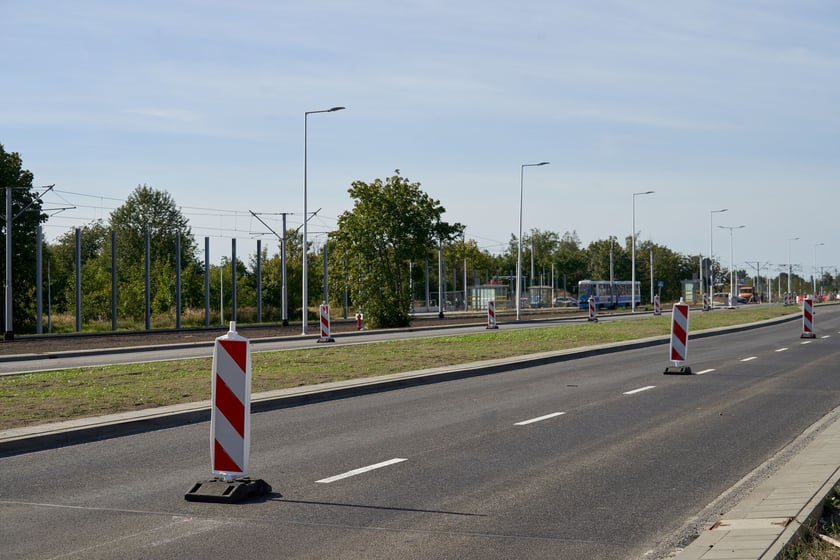 Na ulicy Kosmonautów trwają intensywne prace nie tylko na samej jezdni, ale również przy budowie dróg rowerowych, chodników oraz wiat przystankowych.