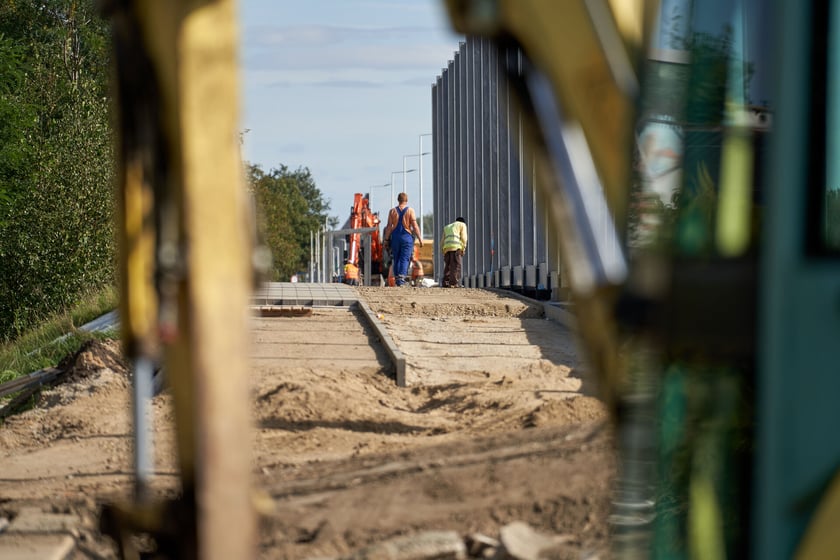 Na ulicy Kosmonautów trwają intensywne prace nie tylko na samej jezdni, ale również przy budowie dróg rowerowych, chodników oraz wiat przystankowych.
