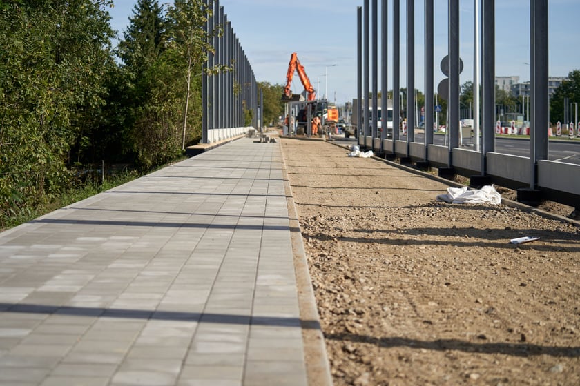 Na ulicy Kosmonautów trwają intensywne prace nie tylko na samej jezdni, ale również przy budowie dróg rowerowych, chodników oraz wiat przystankowych.