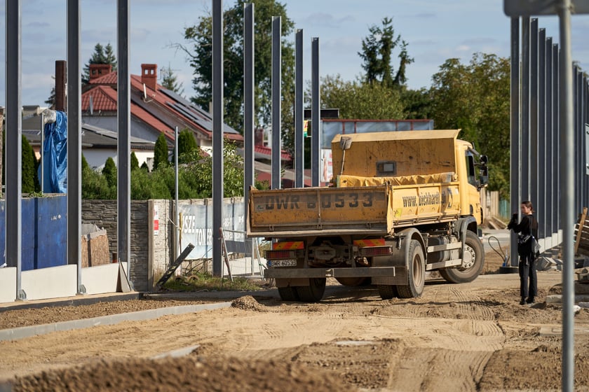Na ulicy Kosmonautów trwają intensywne prace nie tylko na samej jezdni, ale również przy budowie dróg rowerowych, chodników oraz wiat przystankowych.