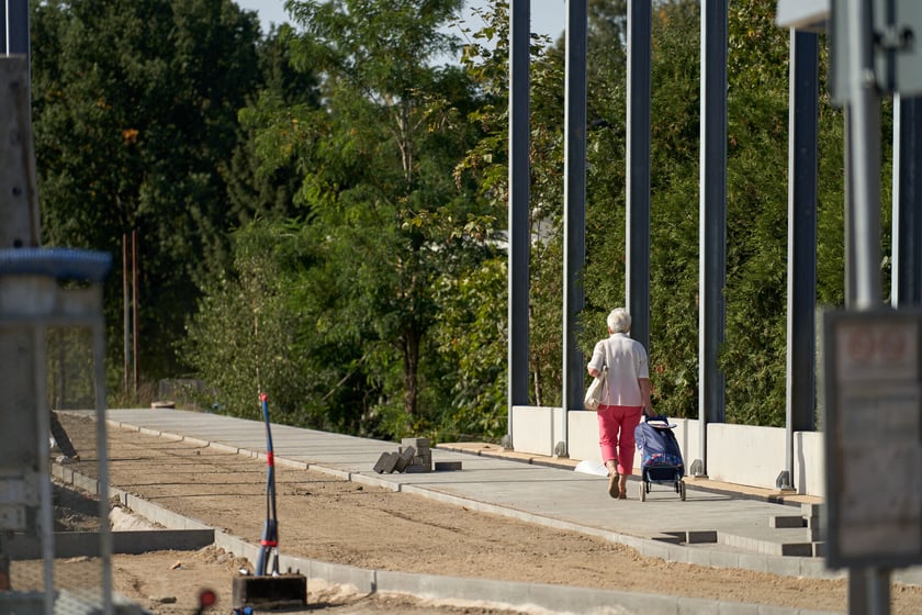 Na ulicy Kosmonautów trwają intensywne prace nie tylko na samej jezdni, ale również przy budowie dróg rowerowych, chodników oraz wiat przystankowych.