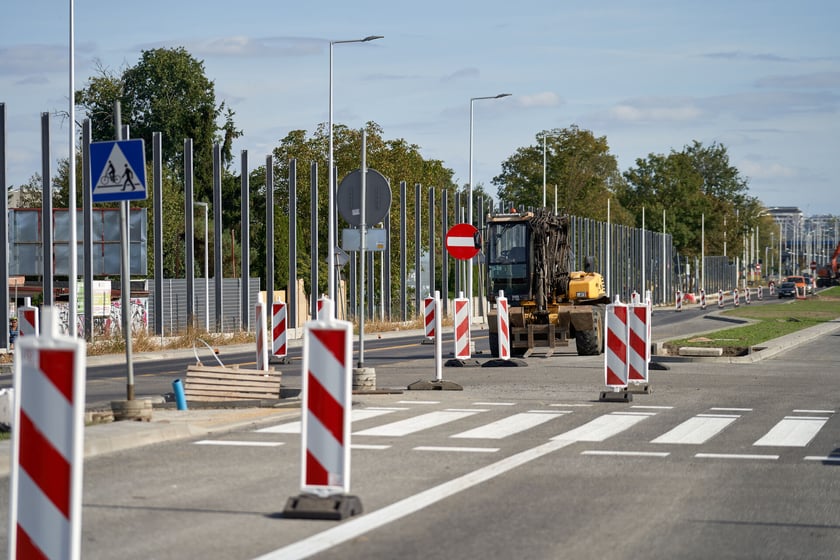 Na ulicy Kosmonautów trwają intensywne prace nie tylko na samej jezdni, ale również przy budowie dróg rowerowych, chodników oraz wiat przystankowych.