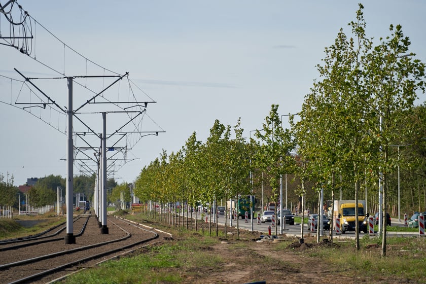 Na ulicy Kosmonautów trwają intensywne prace nie tylko na samej jezdni, ale również przy budowie dróg rowerowych, chodników oraz wiat przystankowych.
