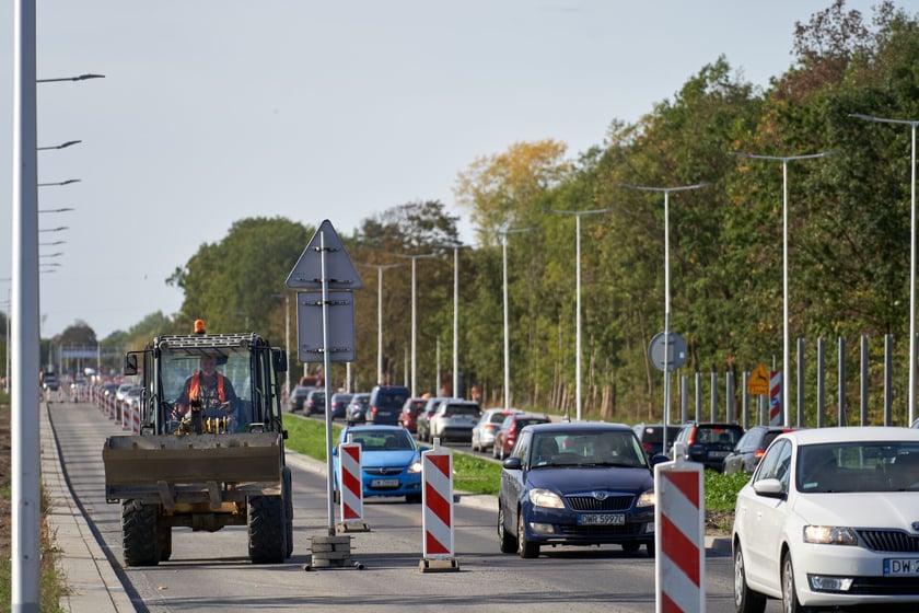 Na ulicy Kosmonautów trwają intensywne prace nie tylko na samej jezdni, ale również przy budowie dróg rowerowych, chodników oraz wiat przystankowych.