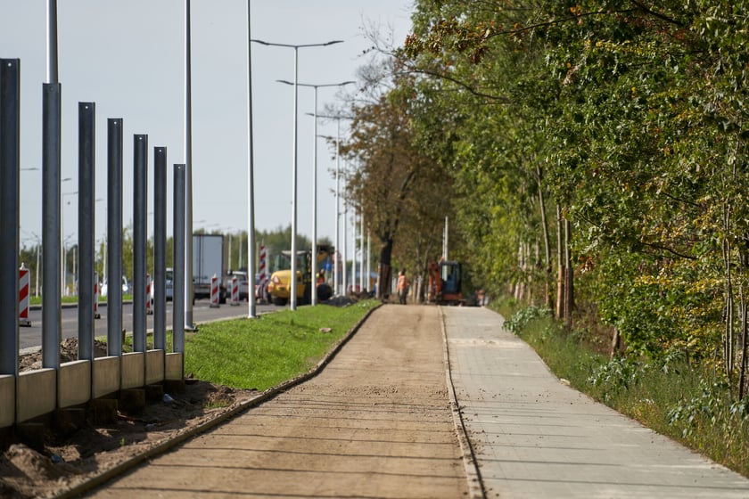 Na ulicy Kosmonautów trwają intensywne prace nie tylko na samej jezdni, ale również przy budowie dróg rowerowych, chodników oraz wiat przystankowych.