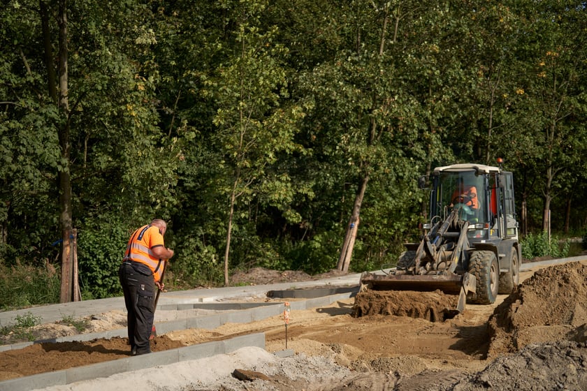 Na ulicy Kosmonautów trwają intensywne prace nie tylko na samej jezdni, ale również przy budowie dróg rowerowych, chodników oraz wiat przystankowych.