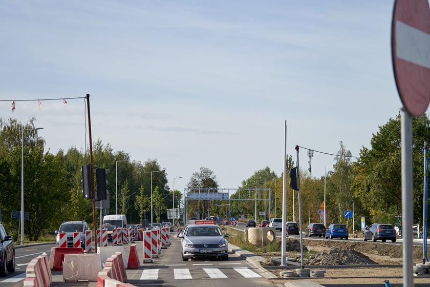Na ulicy Kosmonautów trwają intensywne prace nie tylko na samej jezdni, ale również przy budowie dróg rowerowych, chodników oraz wiat przystankowych.