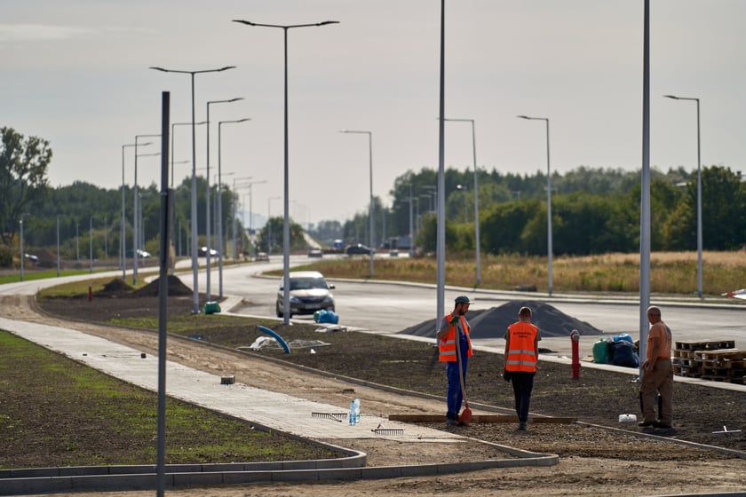 Na ulicy Kosmonautów trwają intensywne prace nie tylko na samej jezdni, ale również przy budowie dróg rowerowych, chodników oraz wiat przystankowych.