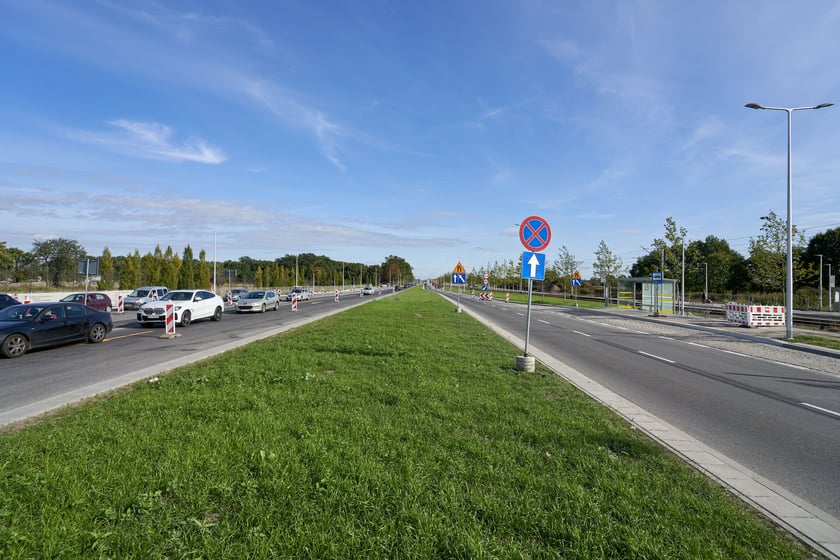 Na ulicy Kosmonautów trwają intensywne prace nie tylko na samej jezdni, ale również przy budowie dróg rowerowych, chodników oraz wiat przystankowych.
