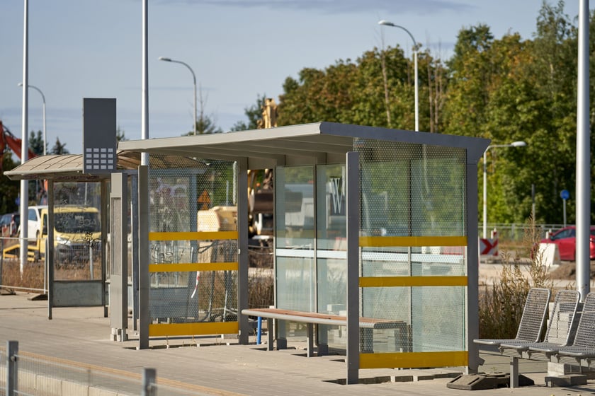 Na ulicy Kosmonautów trwają intensywne prace nie tylko na samej jezdni, ale również przy budowie dróg rowerowych, chodników oraz wiat przystankowych.