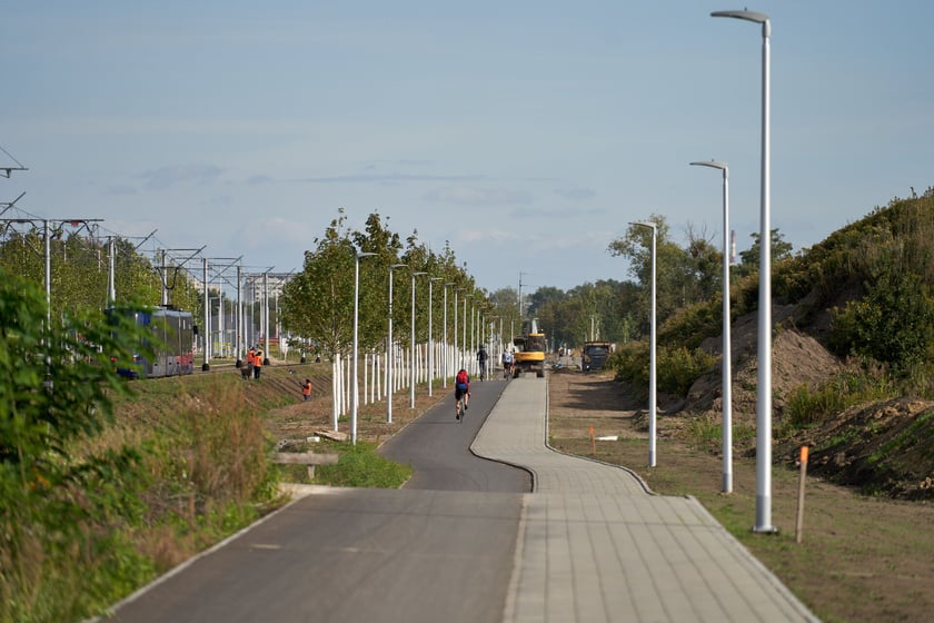 Na ulicy Kosmonautów trwają intensywne prace nie tylko na samej jezdni, ale również przy budowie dróg rowerowych, chodników oraz wiat przystankowych.